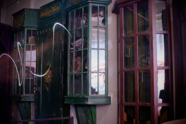 Devantures de magasins aux vitrines éclairées de néon dans Escape the Winkelgasse