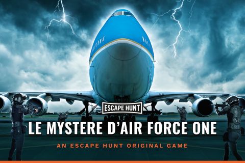 Avion de transport présidentiel bleu sous orage, agents en tenue tactique, chez Escape Hunt à Marquette-lez-Lille
