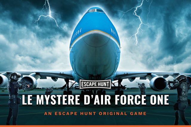 Avion de transport présidentiel bleu sous orage, agents en tenue tactique, chez Escape Hunt à Marquette-lez-Lille