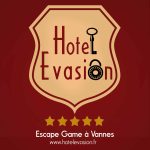 Logo de Hôtel Évasion, escape game à Vannes, fond rouge avec épingle et cadran