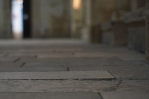 Couloir en pierre de la salle Le Trésor d'Aliénor chez Escape League à Poitiers