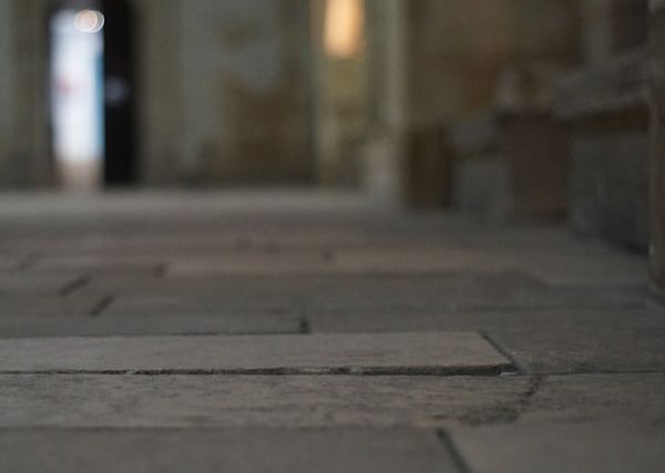 Couloir en pierre de la salle Le Trésor d'Aliénor chez Escape League à Poitiers