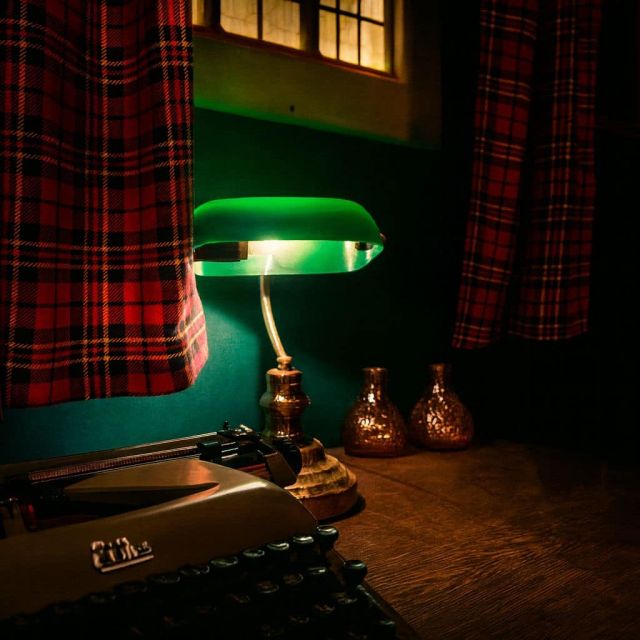 Lampe verte, machine à écrire et fioles dans un décor années 1920 chez Mastermind à Bern