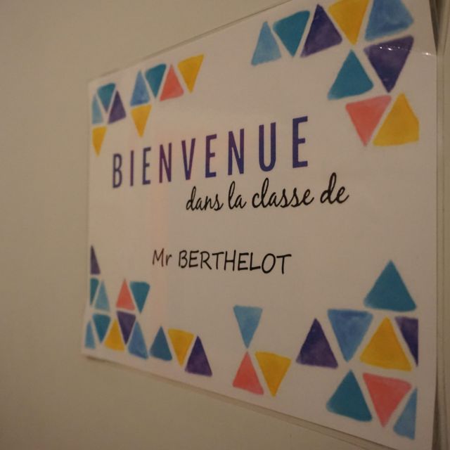 Panneau de bienvenue coloré dans la classe de M. Berthelot à La Synapserie