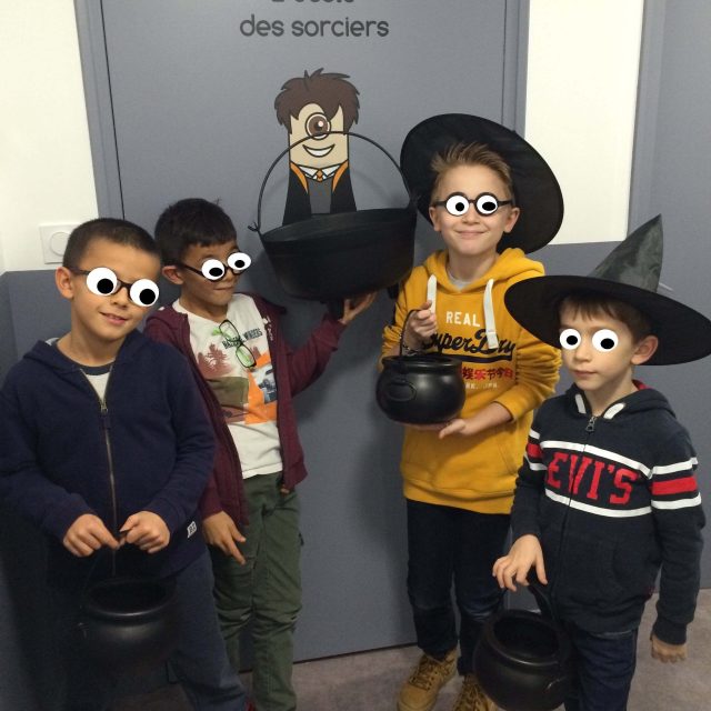 Enfants costumés en sorciers dans la salle L'école des sorciers chez Kid'Scape