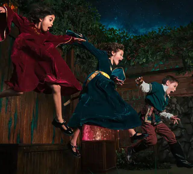 Enfants sautant d'un coffre dans un décor de cabane, escape game Fairy Tale