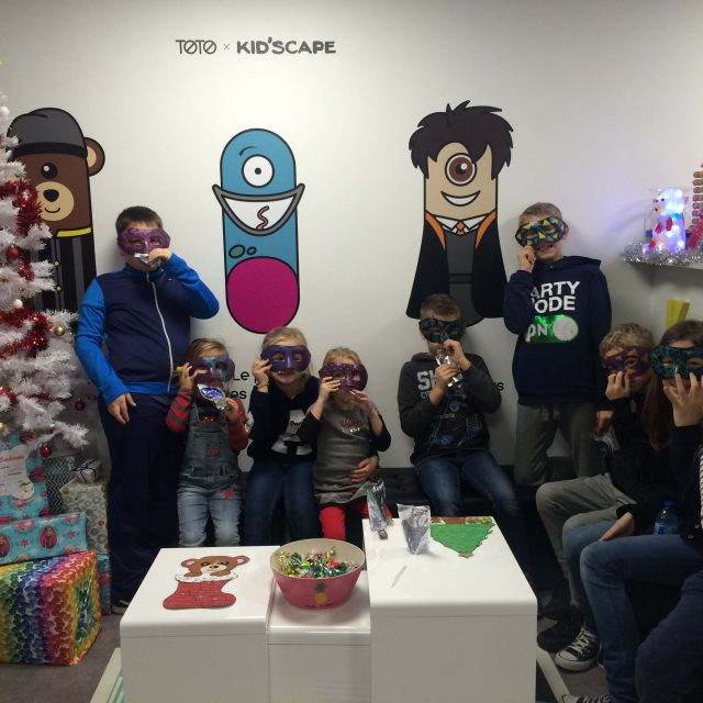 Enfants portant des masques dans une salle décorée, Kid'Scape à Beynost