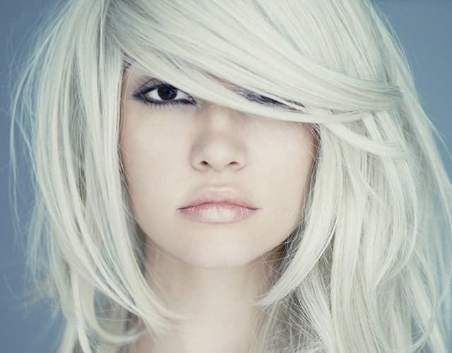 Portrait d'une femme aux cheveux blancs longs, regard intense, ambiance mystérieuse de la salle The floor is lava