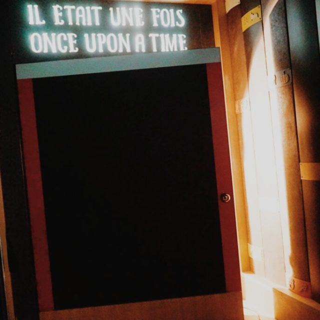 Cadre Polaroid rouge avec texte lumineux "Il était une fois", chez Escape League à Poitiers