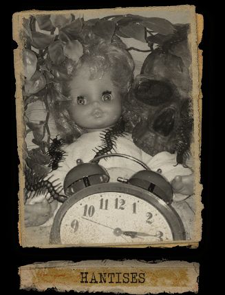 Poupée vieillie et horloge arrêtée dans une ambiance macabre chez Get Out Reims