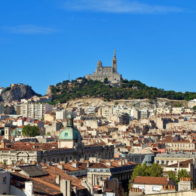 Basilique perchée sur sa colline au-dessus des quartiers de toits de tuiles, Hunting Town à Marseille