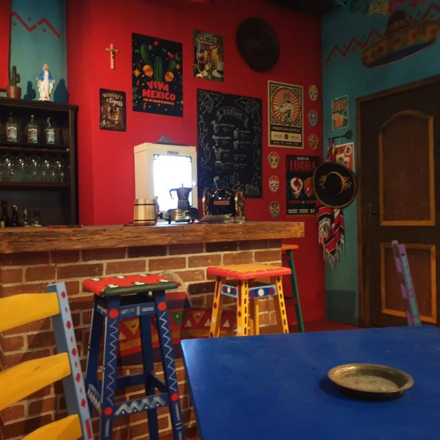 Comptoir de briques, étagères de bouteilles et tabourets jaunes dans une cantina, salle Los Bandidos, Team break à Terville