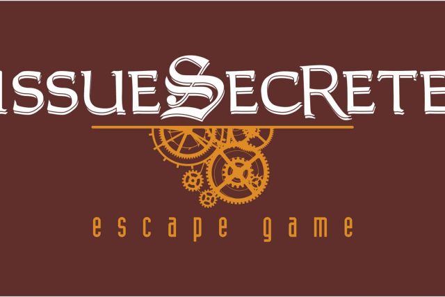 Logo de Issue Secrète, escape game à Anthy-sur-Léman : lettres blanches et engrenages dorés sur fond brun