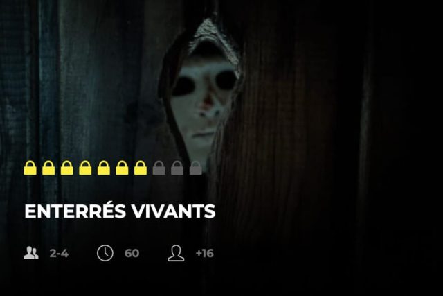 Figure spectrale au maquillage mortuaire dans une cellule sombre, salle Enterrés vivants chez Freeing!