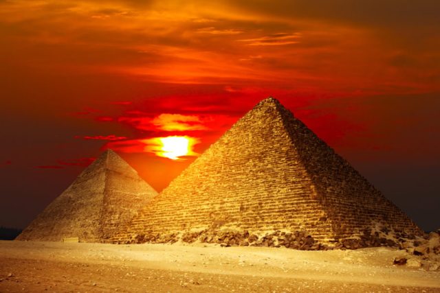 Pyramides de sable au coucher du soleil sous un ciel rouge, salle La pyramide de Sinki chez Deadline Escape Game au Thor