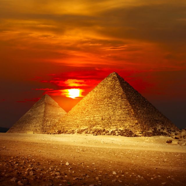 Pyramides de sable au coucher du soleil sous un ciel rouge, salle La pyramide de Sinki chez Deadline Escape Game au Thor