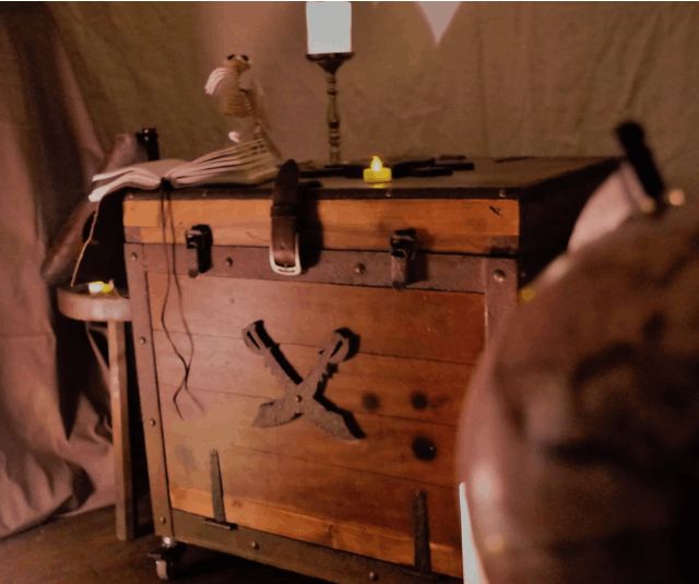 Malle en bois ornée d'un sabre et d'un pistolet croisés, escape box de La Boîte à CL-é