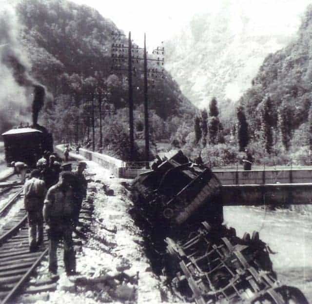 Sabotage ferroviaire dans une vallée, locomotive renversée, salle 6 Juin 44 chez 01 Mystery