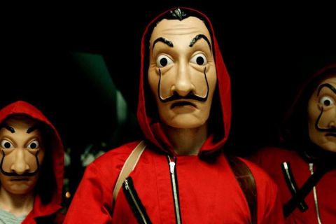 Trois personnages en combinaison rouge et masque blanc à moustache, salle Casa de Papel à Bully-les-Mines