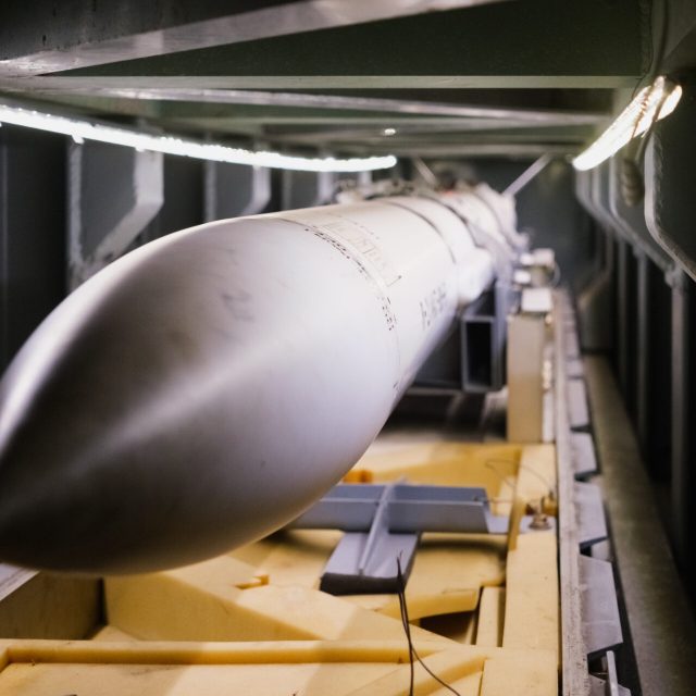 Torpille grise dans un couloir métallique, salle Mission Torpedo chez La Prophétie des Horloges à Fontainebleau