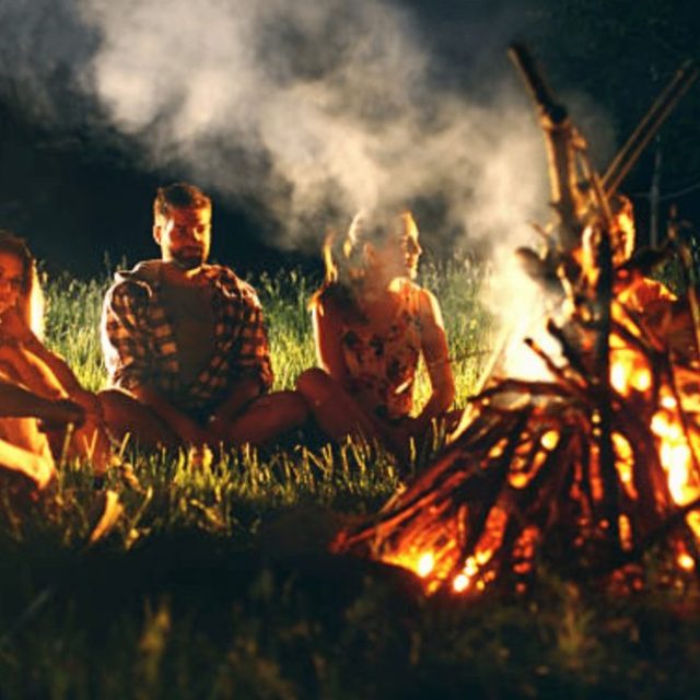 Groupe assis autour d'un feu de camp la nuit dans Expédition Indiana #3