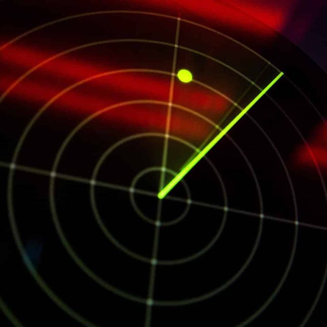 Écran radar vert balayant un point lumineux, salle Mission Torpédo chez BRAIN Le Portel