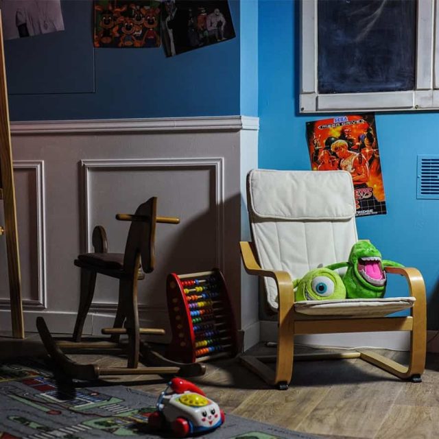 Chambre d'enfant colorée avec monstres jouets, mobilier ludique et décor années 80
