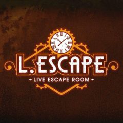 Enseigne L.Escape Live Escape Room avec horloge et rouages dorés, escape game à Elne