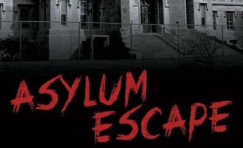 Bannière Asylum Escape en lettres rouges devant un bâtiment gris, salle Asylum escape chez Locus Enigma à Mauguio