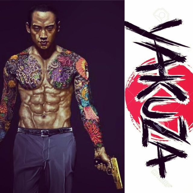 Homme aux tatouages colorés et logo graphique de Closed Strasbourg