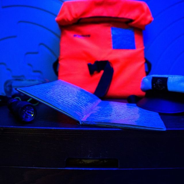 Gilet de sauvetage orange, lampe et carnet de bord, salle Mission Torpédo