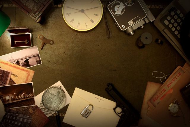 Bureau d'enquête avec photos, horloge, documents et dossier police dans Épisode 2 : In Prison