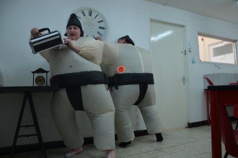 Deux joueurs déguisés en sumos gonflables dans une pièce claire, salle Mystère au pays des sumos chez Escape Game 62