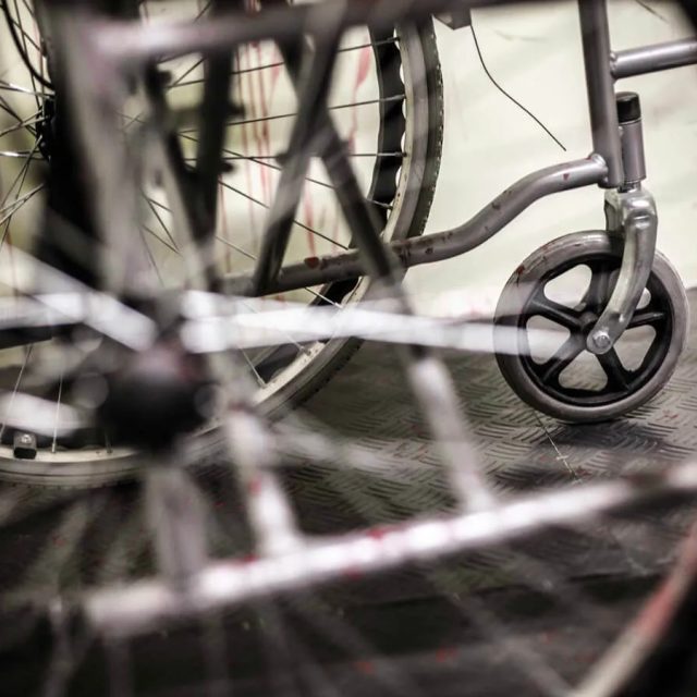 Tricycle rouillé dans un couloir délabré de l'asile