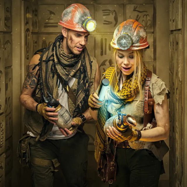 Duo d'explorateurs dans un couloir de hiéroglyphes, salle Le Trésor de Bastet