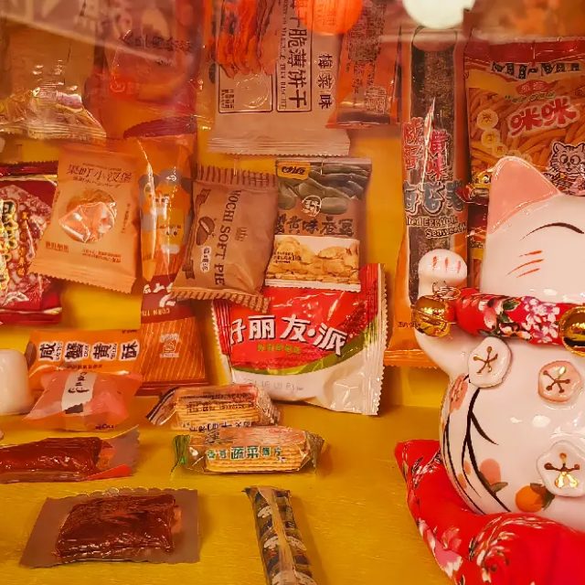 Étal de bonbons japonais et chat porte-bonheur blanc et rouge, salle Mission Tokyo chez Escape Time à Vezin-le-Coquet