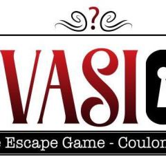 Logo de Évasion, escape game à Coulommiers : lettres rouges avec une clé et un pistolet noirs