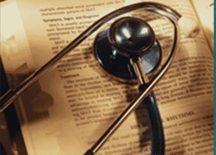Stéthoscope posé sur un livre ouvert, titre L'autopsie de Gui de Lauchiac, salle chez Xcape Room à Montpellier