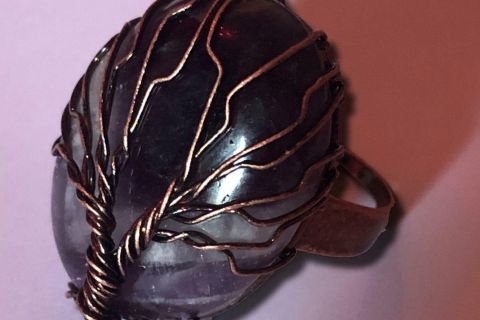 Bijou futuriste noir et or, la bague de résurrection dans la salle Issue Secrète