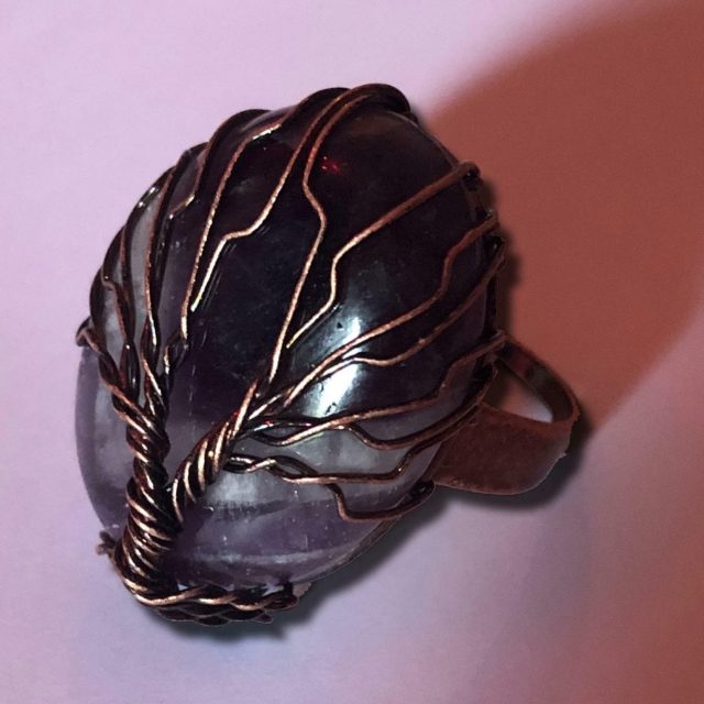 Bijou futuriste noir et or, la bague de résurrection dans la salle Issue Secrète
