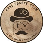 Logo rond Real Escape Room : gentleman à chapeau melon, monocle à clé et moustache, Mérignac