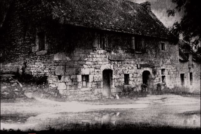 Bâtiment de pierre décrépi sous la pluie, ambiance carcérale sombre chez Enigma Escape