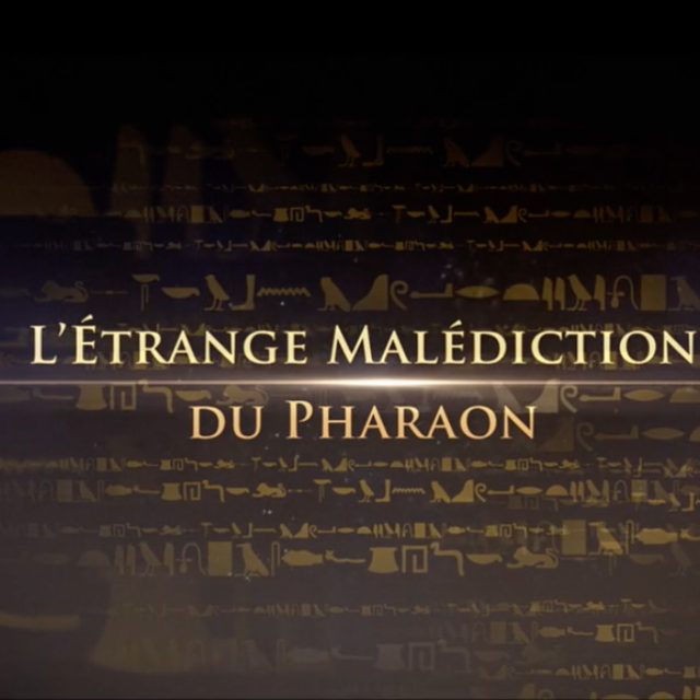 Hiéroglyphes égyptiens et titre doré sur fond sombre dans L'étrange malédiction du pharaon