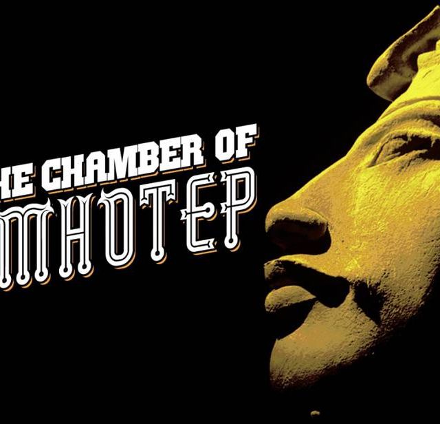 Visage doré de pharaon sous éclairage jaune, titre The Chamber Of Imhotep