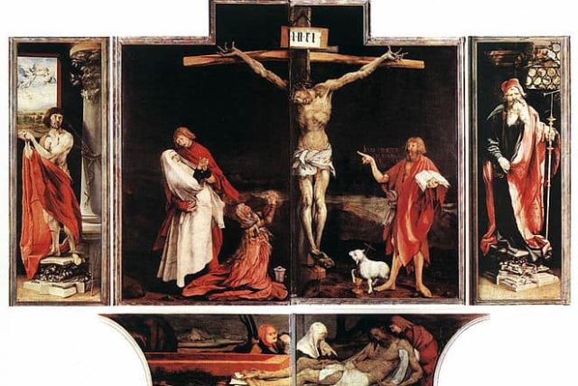 Grand retable ouvert avec Christ en croix et saints peints, salle Le retable chez L'Énigme de la Tour à Issenheim