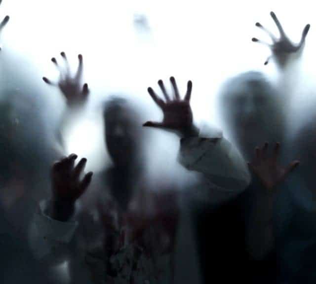 Silhouettes de zombies aux bras tendus dans un brouillard clair, salle Mission ZK-68 chez The Room