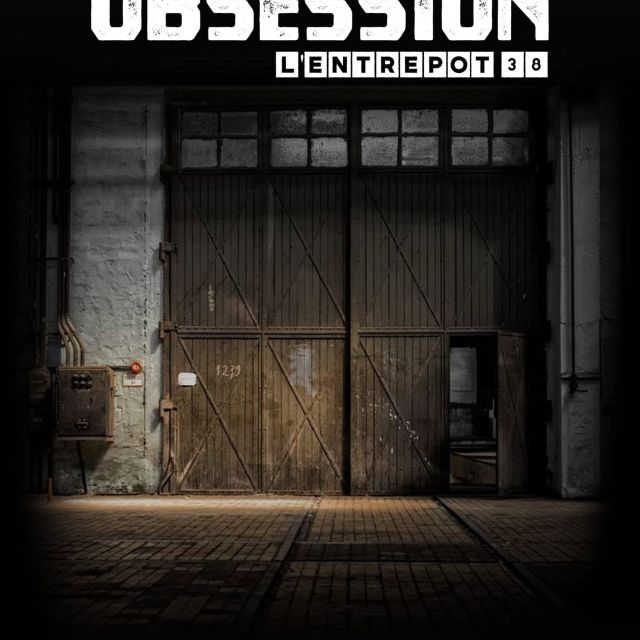 Grande porte d'entrepôt en bois dans un bâtiment industriel, salle Obsession à Crolles