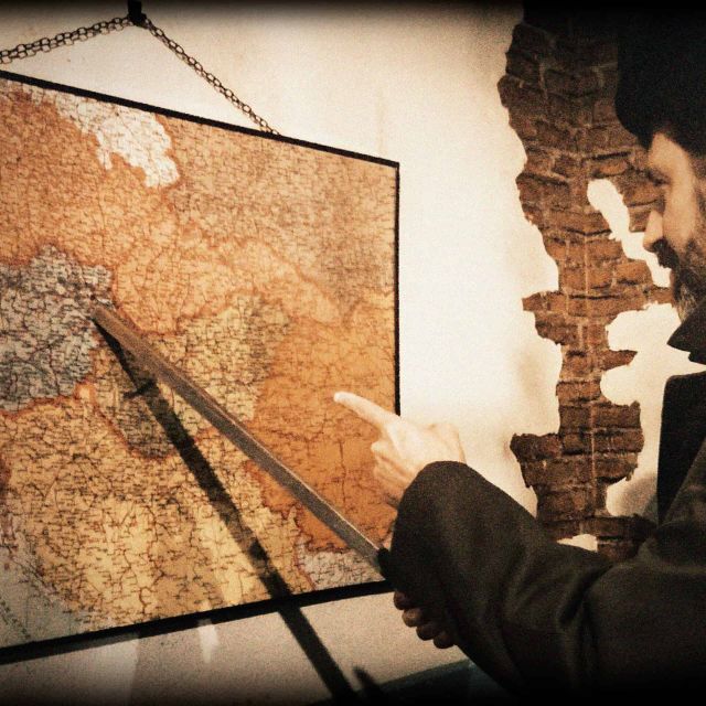 Joueur consulte une carte géographique de l'URSS dans Soviet Mission chez Freeing! à Chambly