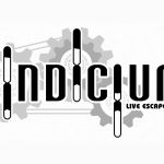 Logo de Indicium, escape game à Paris : lettres noires, engrenages gris et sabliers