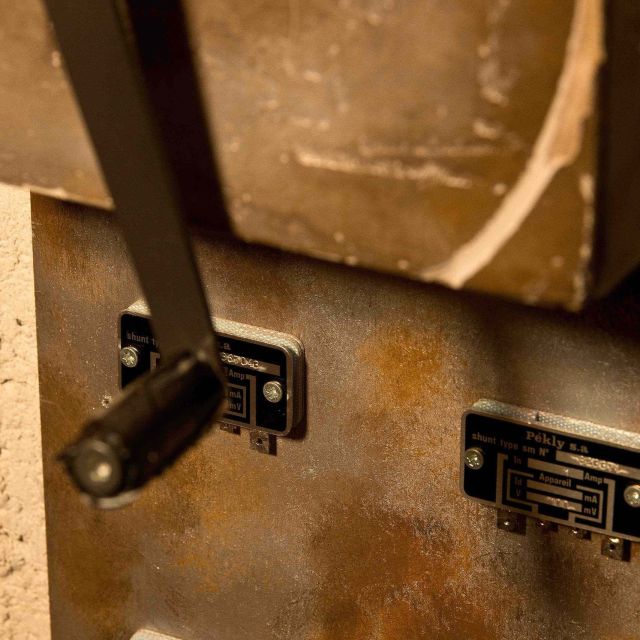Panneau électrique rouillé avec câbles et étiquettes dans Monuments Men au Défi des Ducs
